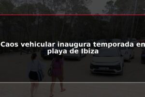 Caos vehicular inaugura temporada en playa de Ibiza