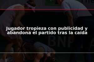 Jugador tropieza con publicidad y abandona el partido tras la caída