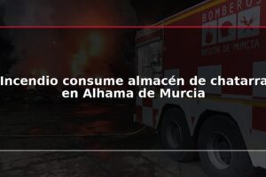 Incendio consume almacén de chatarra en Alhama de Murcia