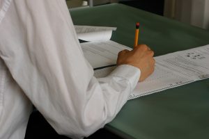 Estudiante rellena la hoja de respuestas durante un examen de la Selectividad
